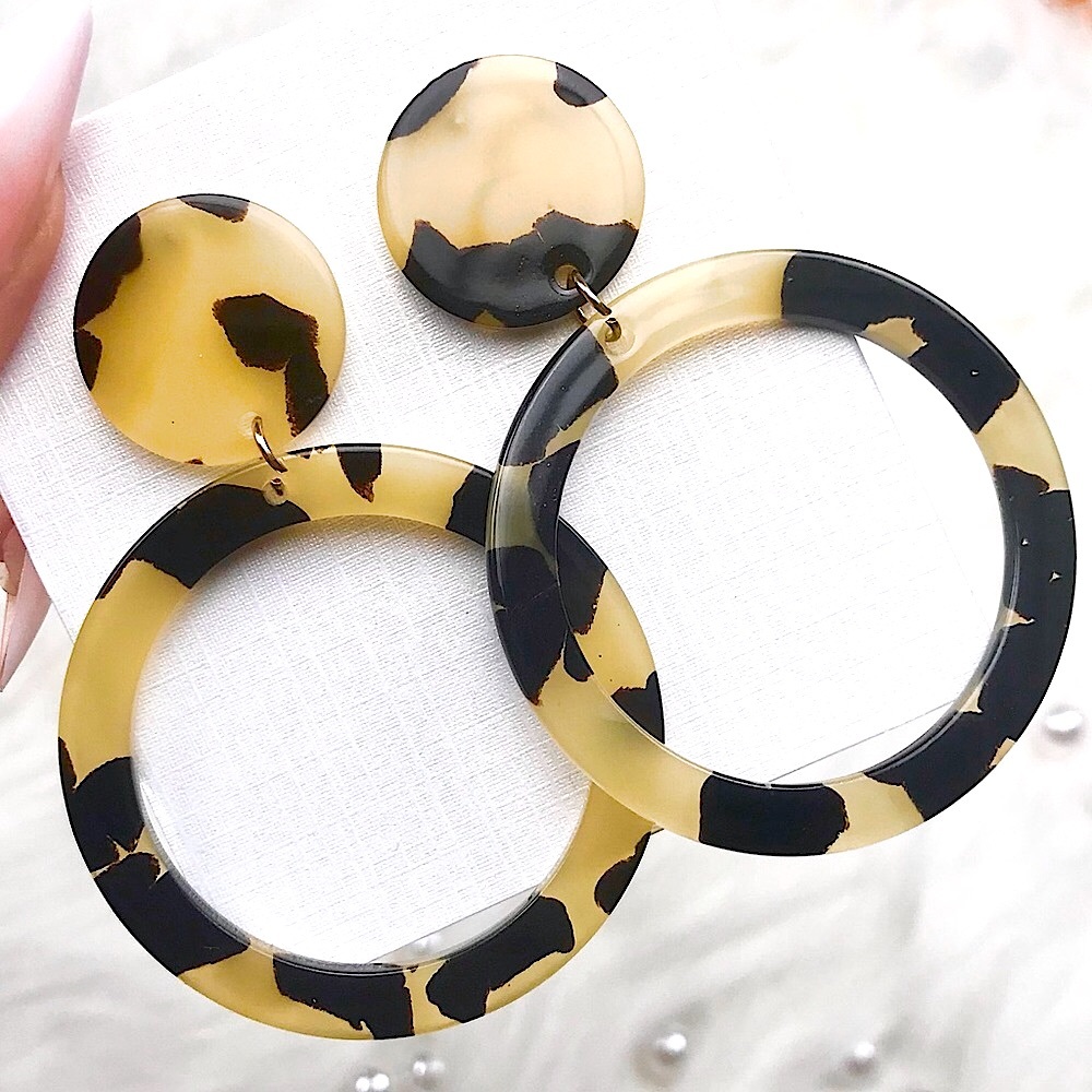 💜10/$25💜NEW Large Tan & Black Acrylic Round Earrings - Picture 1 of 4